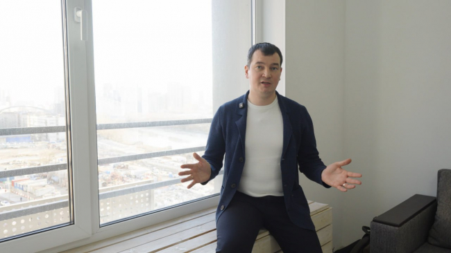Станислав Зарубин - основатель агентства недвижимости Ларссон на сьемке объекта.